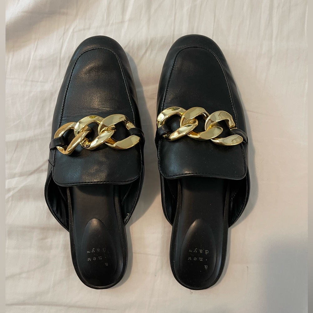 Flats with chain detail